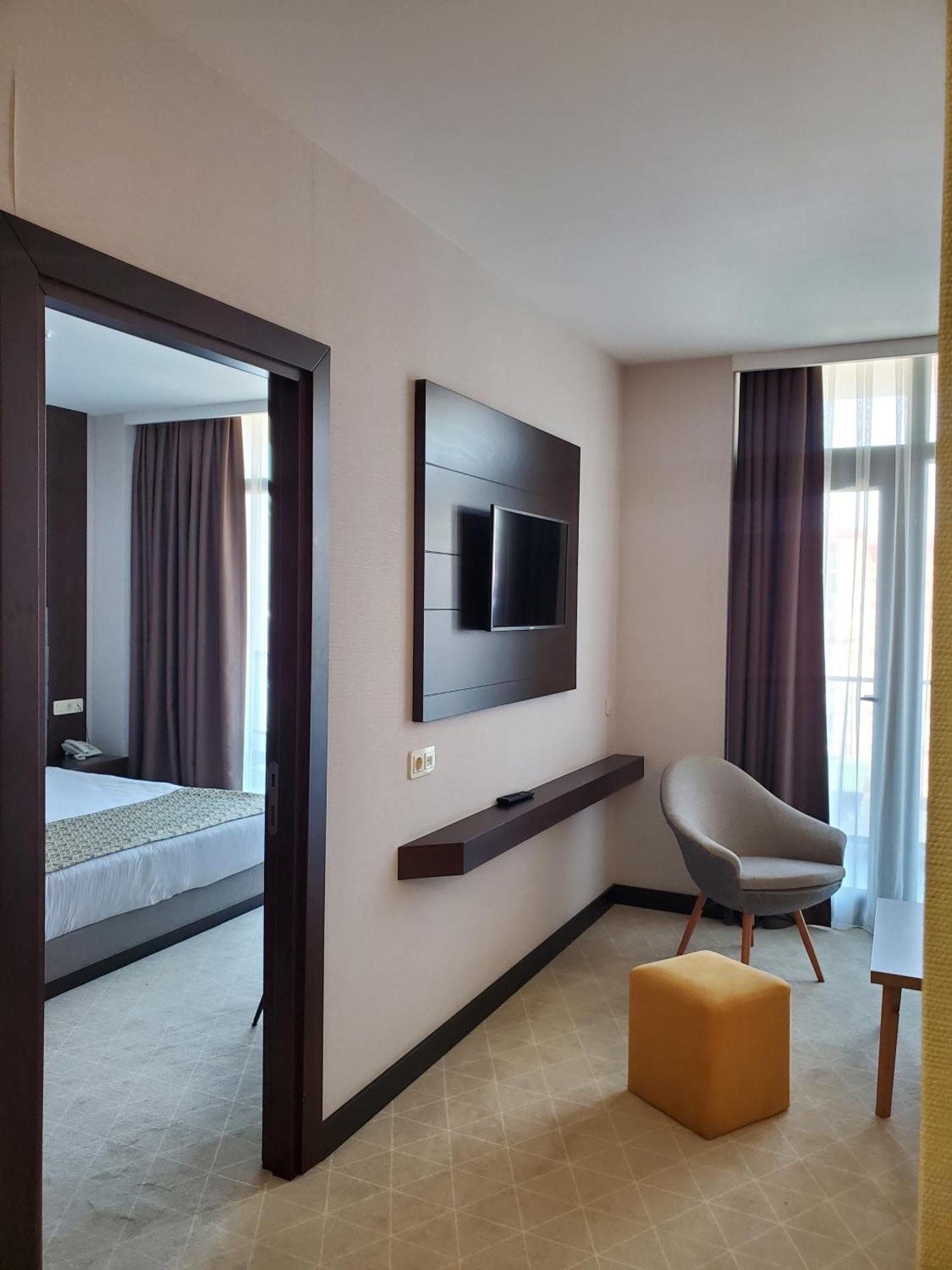 Hotel Salvador Batoemi Buitenkant foto